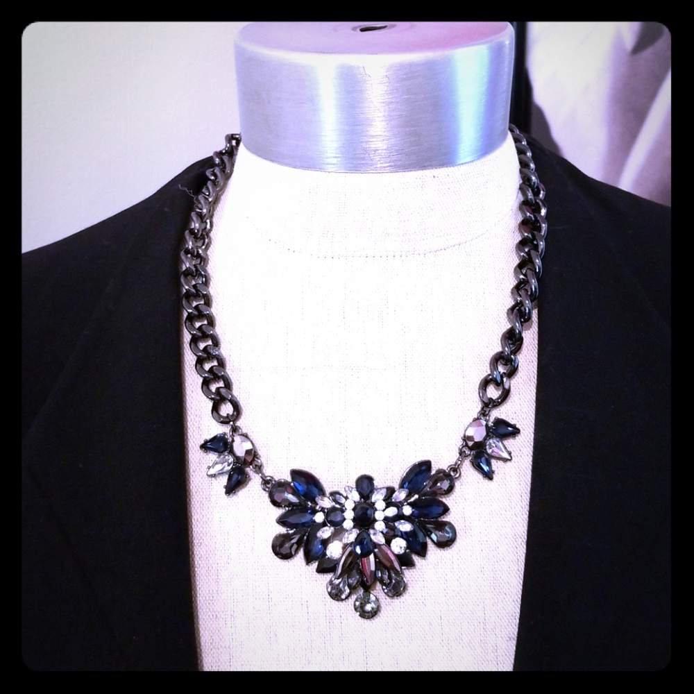 Guess statement necklace